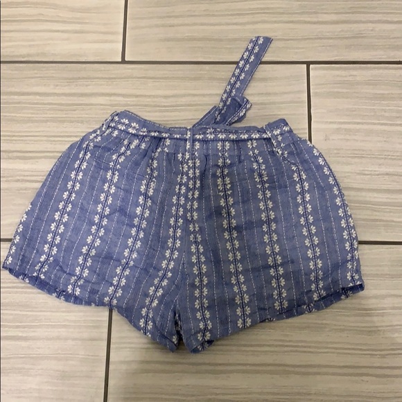 Floral patterned belted shorts. - Picture 2 of 2